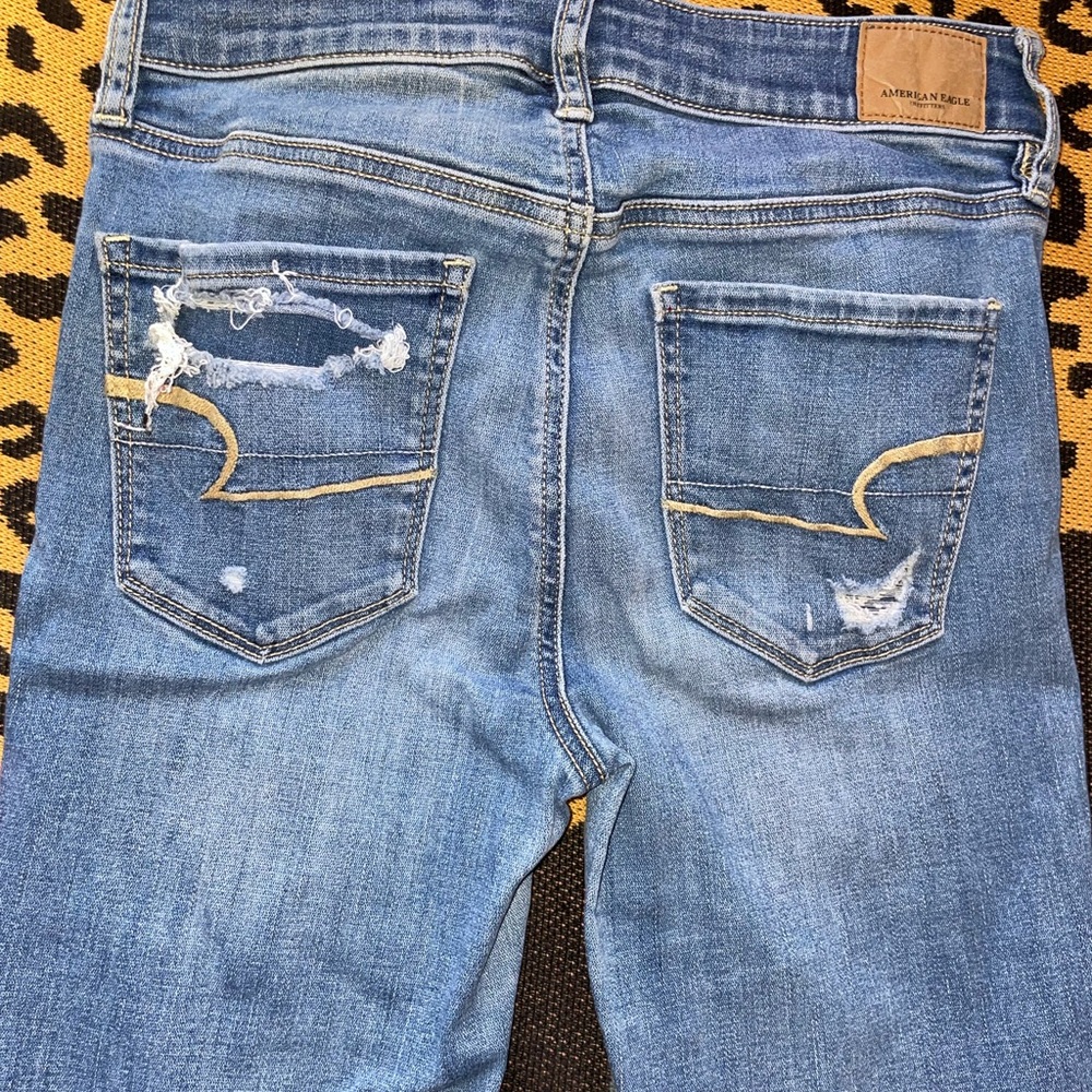 Women’s American Eagle distressed skinny jeans